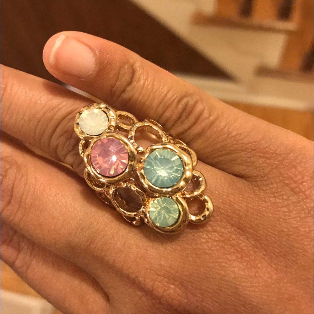 Stunning ring with stones